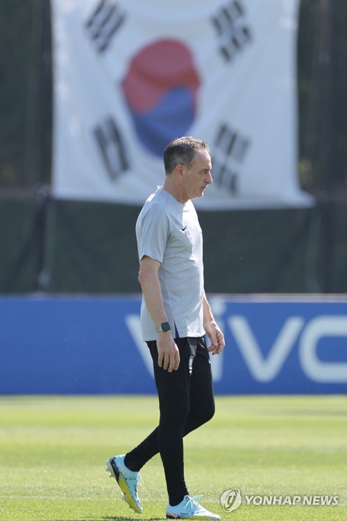 South Korea head coach Paulo Bento watches his team train for the FIFA World Cup at Al Egla Training Site in Doha on Nov. 23, 2022. (Yonhap)
