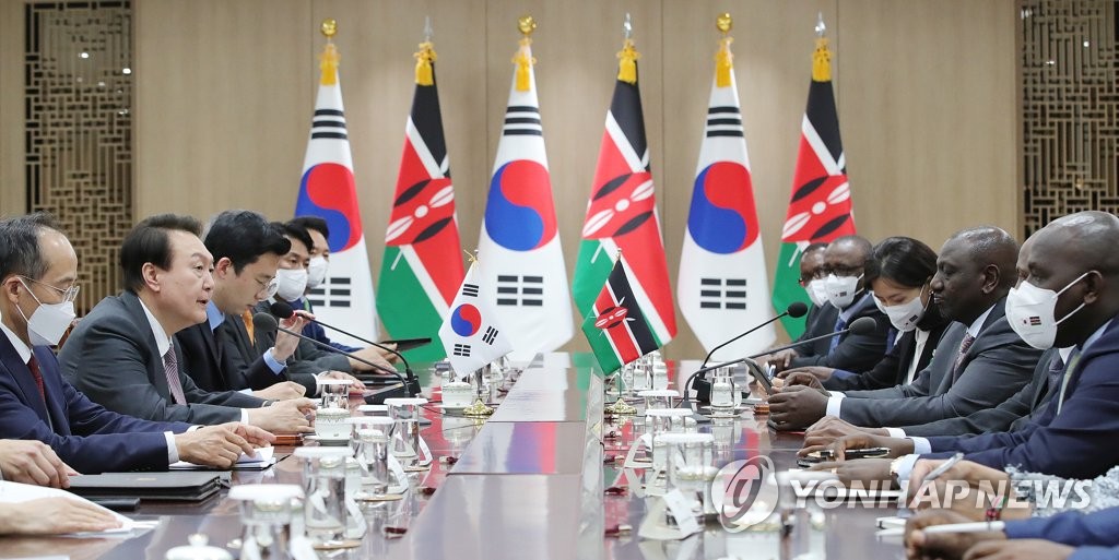 Le président Yoon Suk-yeol (à droite) et le président kényan William Ruto tiennent leur sommet au bureau présidentiel à Séoul, le mercredi 23 novembre 2022.