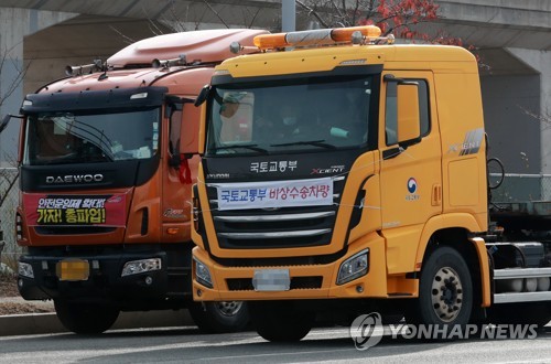 파업 참가 차량 지나는 국토부 비상수송차량