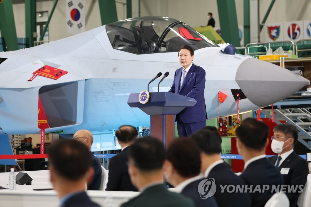President Yoon Suk-yeol speaks at a meeting to promote defense exports at a plant of Korea Aerospace Industries in Sacheon, 301 kilometers south of Seoul, on Nov. 24, 2022. (Yonhap)