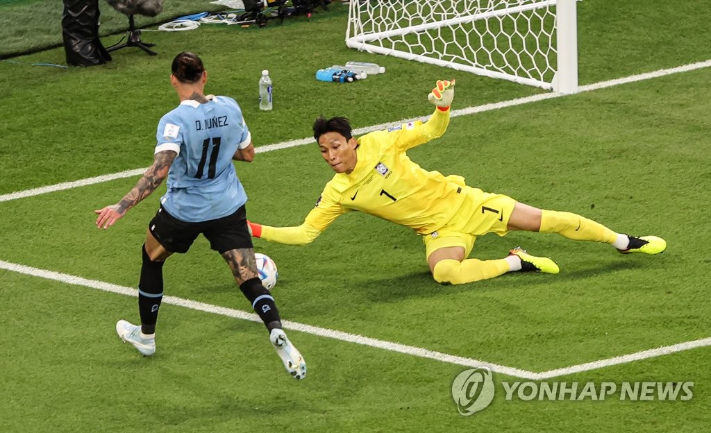 South Korean goalkeeper Kim Seung-gyu (R) stops a pass in front of Darwin Nunez of Uruguay during the countries' Group H match at the FIFA World Cup at Education City Stadium in Al Rayyan, west of Doha, on Nov. 24, 2022. (Yonhap)