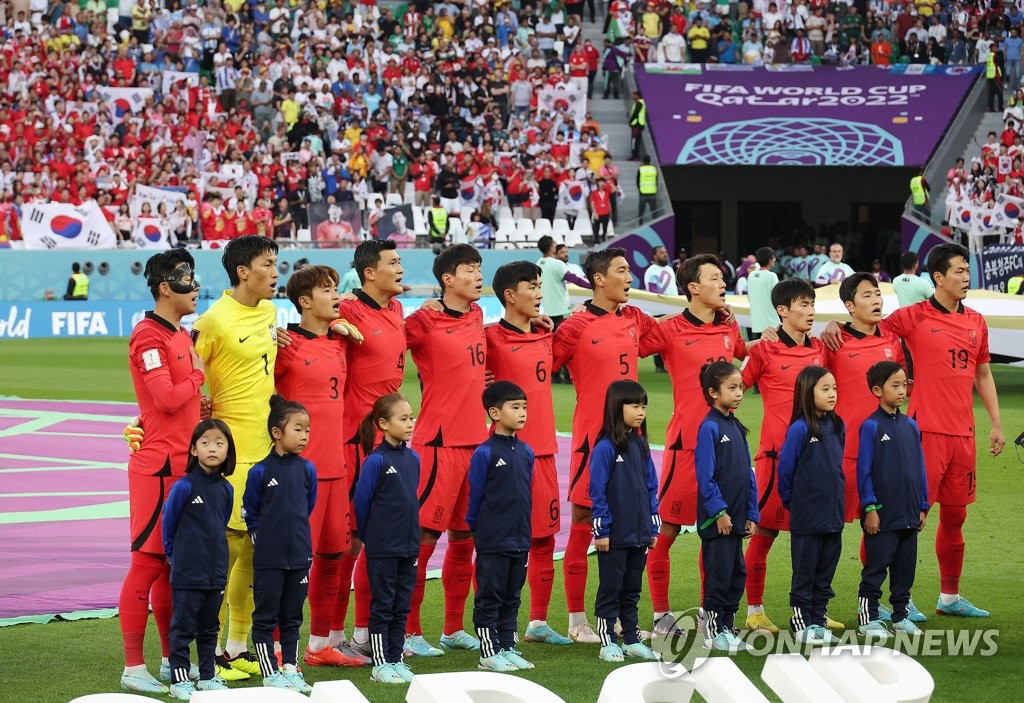 المنتخب الكوري مع النشيد الوطني