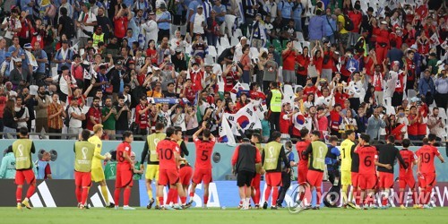 South Korean players salute their supporters after a scoreless draw against Uruguay in the teams' Group H match at the FIFA World Cup at Education City Stadium in Al Rayyan, west of Doha, on Nov. 24, 2022. (Yonhap)