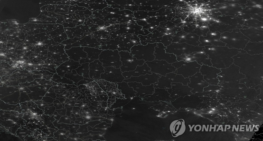 유럽대륙 야간 인공위성 사진…주변국보다 어두운 우크라