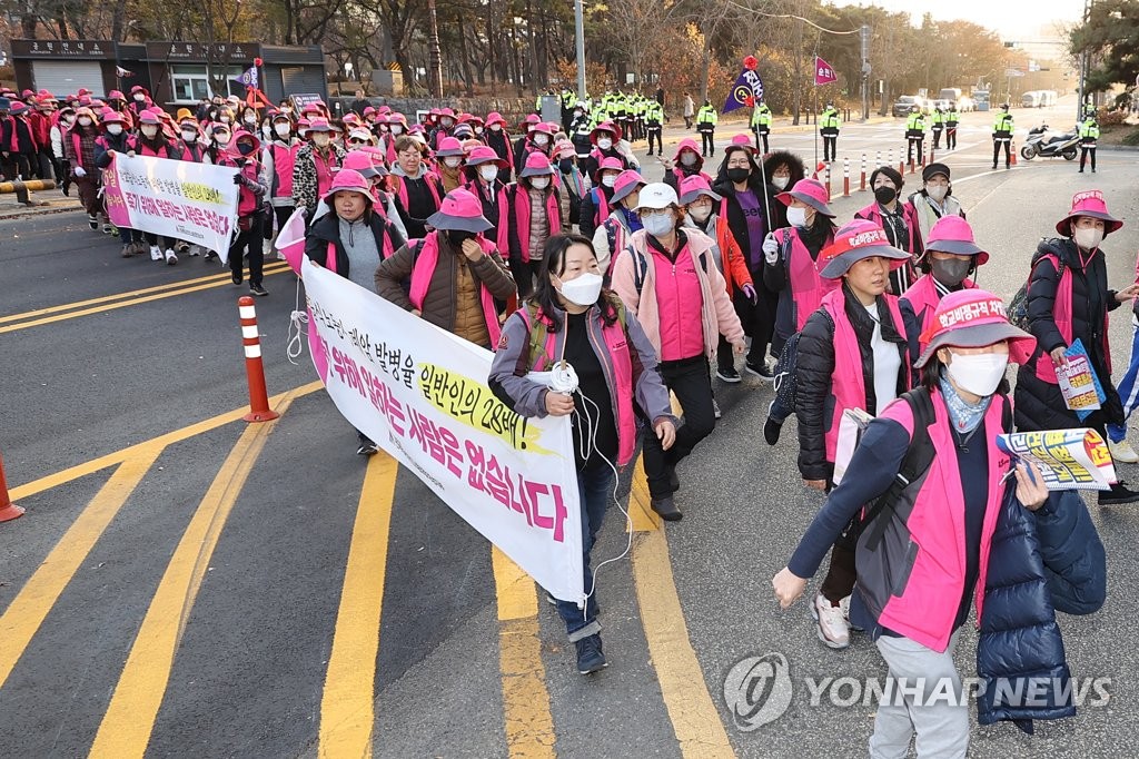 행진하는 학교 비정규직 노동자들 '국회로 가자'