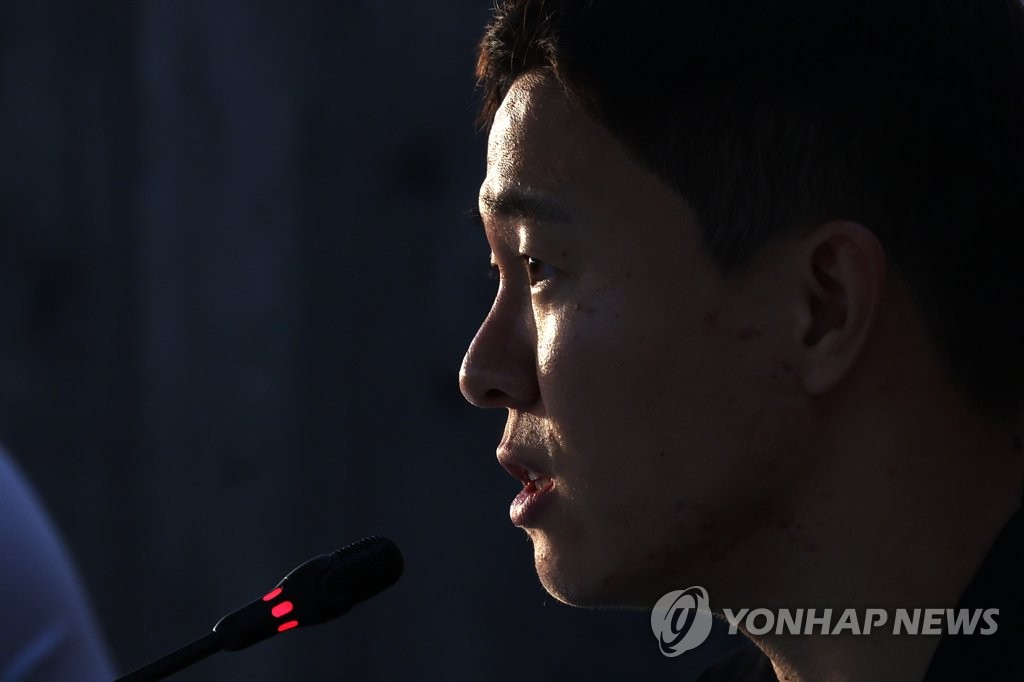 South Korean midfielder Kwon Chang-hoon speaks at a press conference before a training session for the FIFA World Cup at Al Egla Training Site in Doha on Nov. 26, 2022. (Yonhap)