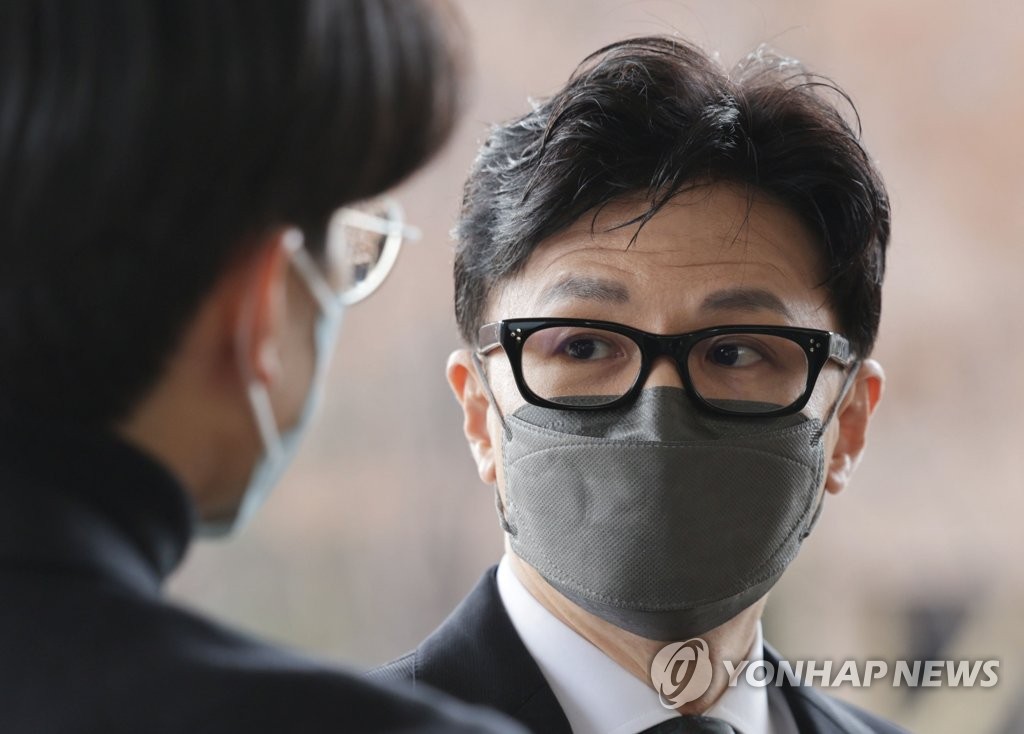취재진 질문에 답하는 한동훈 법무부 장관