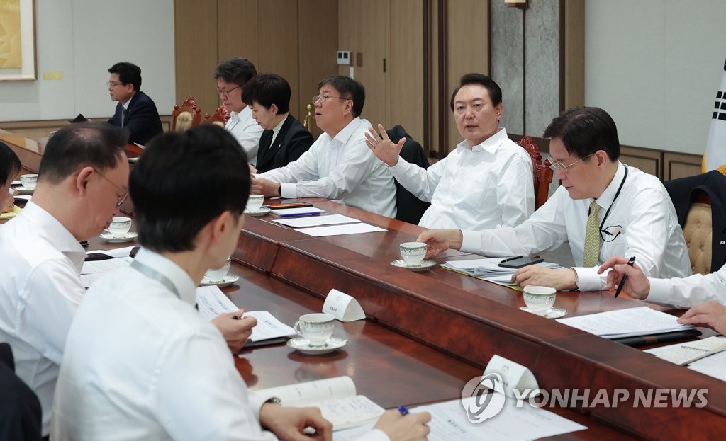 President Yoon Suk-yeol (2nd from R) presides over a meeting with his senior secretaries at the presidential office in Seoul on Nov. 28, 2022, in this photo released by the presidential office. (PHOTO NOT FOR SALE) (Yonhap)