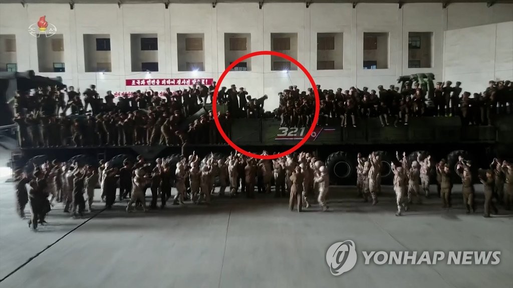 ICBM 발사차량에 올라가 사진찍던 북한군인들 '와르르'