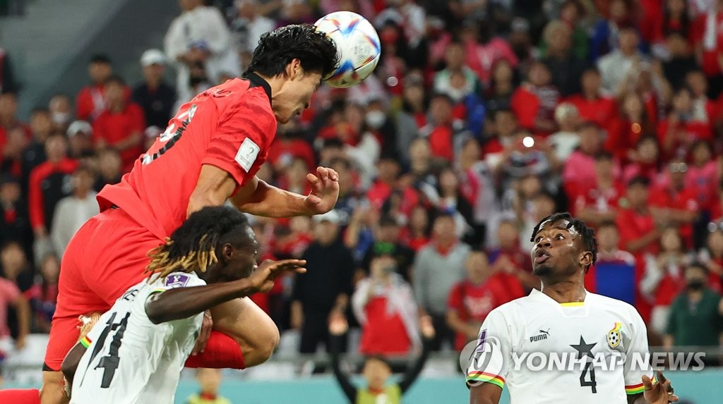 Cho Gue-sung of South Korea (L) scores a header against Ghana during the countries' Group H match at the FIFA World Cup at Education City Stadium in Al Rayyan, west of Doha, on Nov. 28, 2022. (Yonhap)