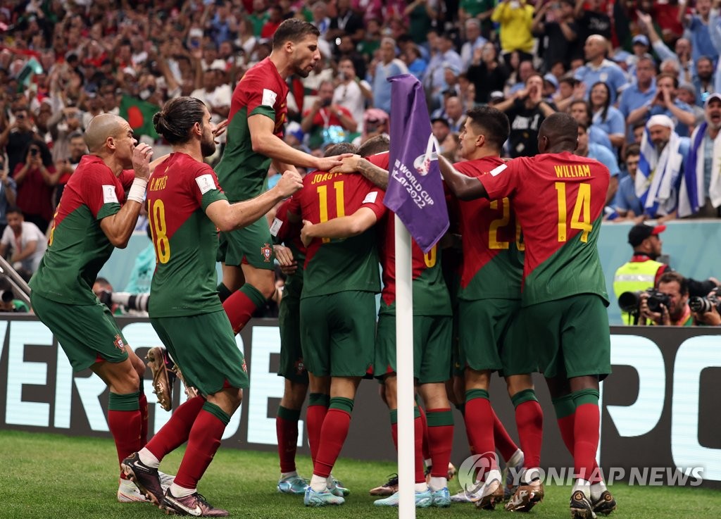 첫 득점에 기뻐하는 포르투갈