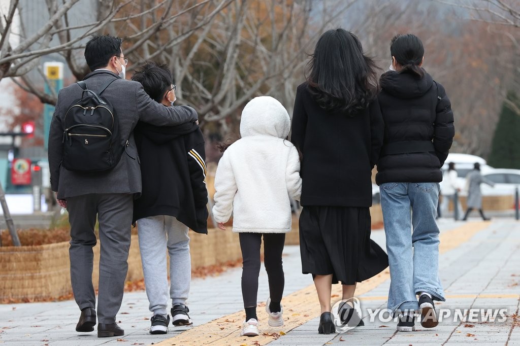 추위 뚫고 출근하는 가족
