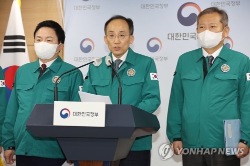Le ministre de l'Economie et des Finances, Choo Kyung-ho, prend la parole lors d'un point de presse sur la grève des camionneurs, le mardi 29 novembre 2022, au complexe gouvernemental à Séoul. 