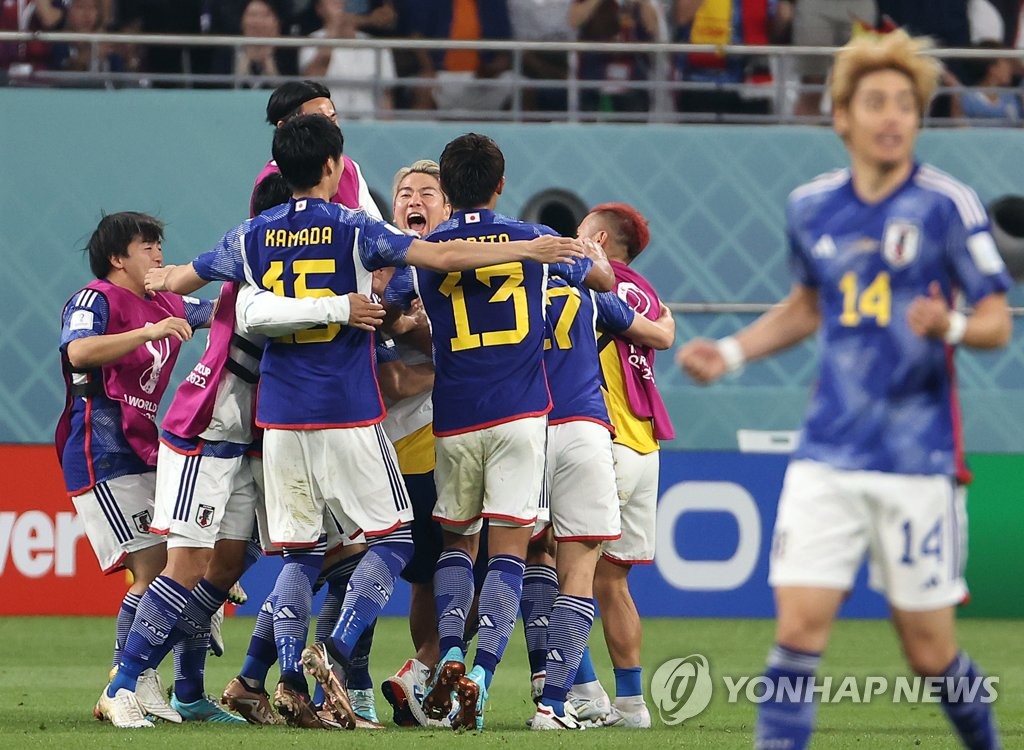 Japanese players celebrate a goal by Ao Tanaka against Spain during the countries' Group E match at Khalifa International Stadium in Al Rayyan, west of Doha, on Dec. 1, 2022. (Yonhap)