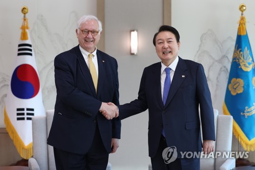 Yoon se reúne con el jefe del CSIS