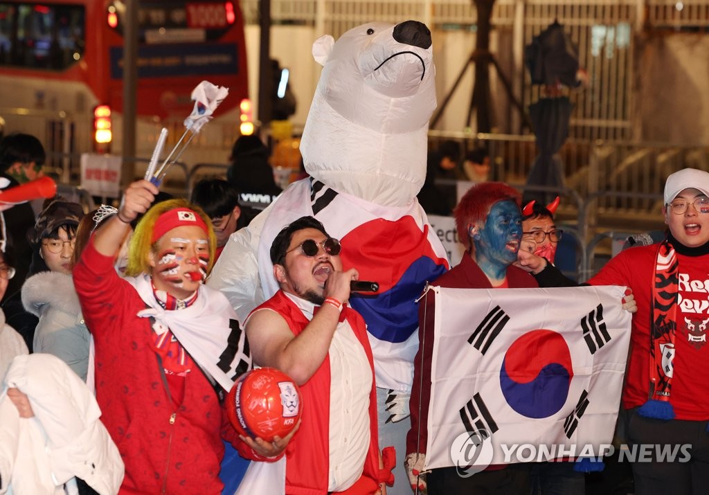 (كأس العالم) مع البرد القارس، 8 آلاف من المشجعين يتجمعون لتشجيع المنتخب الكوري - 2