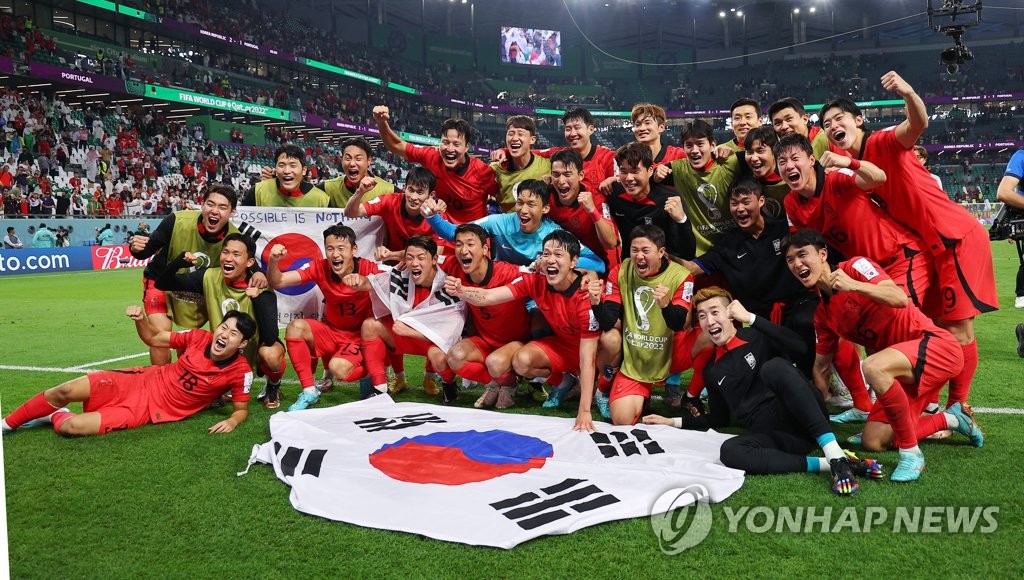 South Korean players celebrate their 2-1 victory over Portugal in the teams' Group H match that sent them to the round of 16 at the FIFA World Cup at Education City Stadium in Al Rayyan, west of Doha, on Dec. 2, 2022. (Yonhap)