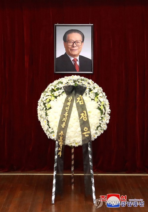 北, 주북 중국대사관서 장쩌민 추모 계속…김정은 화환도