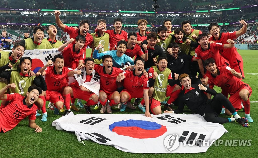South Korean players celebrate their 2-1 victory over Portugal in the teams' Group H match that sent them to the round of 16 at the FIFA World Cup at Education City Stadium in Al Rayyan, west of Doha, on Dec. 2, 2022. (Yonhap)