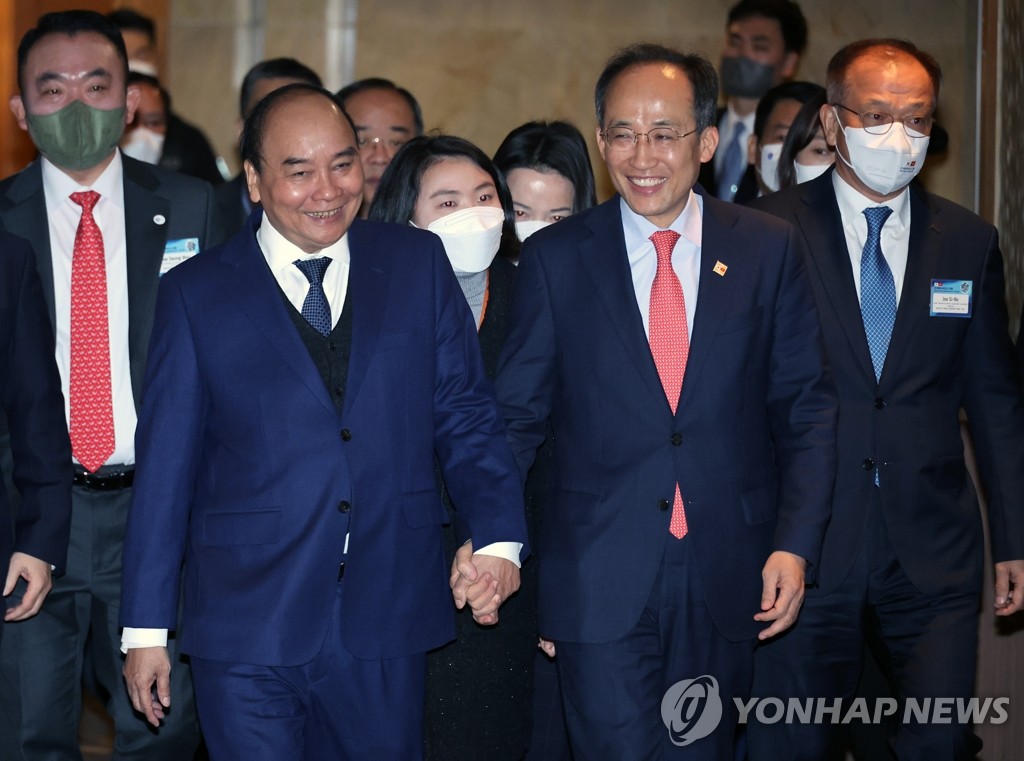 (2nd LD) Vietnamese leader says his country, S. Korea share ample biz potential, opportunities
