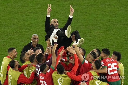 모로코, 사상 첫 월드컵 8강 진출…헹가래 받는 감독