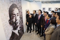 박 전 대통령 사진 살펴보는 정우택 국회부의장과 의원들