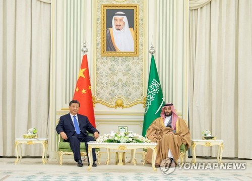 회담하는 시진핑 중국 국가주석과 사우디 왕세자