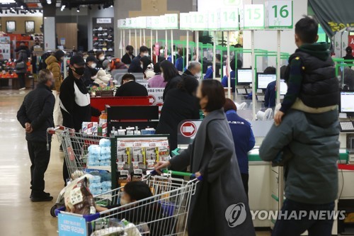 People purchase groceries at a supermarket in Seoul in this file photo taken on Dec. 11, 2022. (Yonhap)