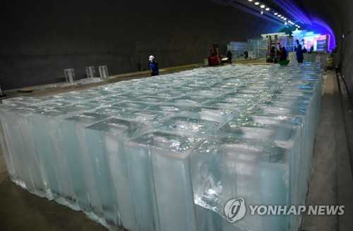 화천 실내얼음조각광장에 투입되는 대형 얼음