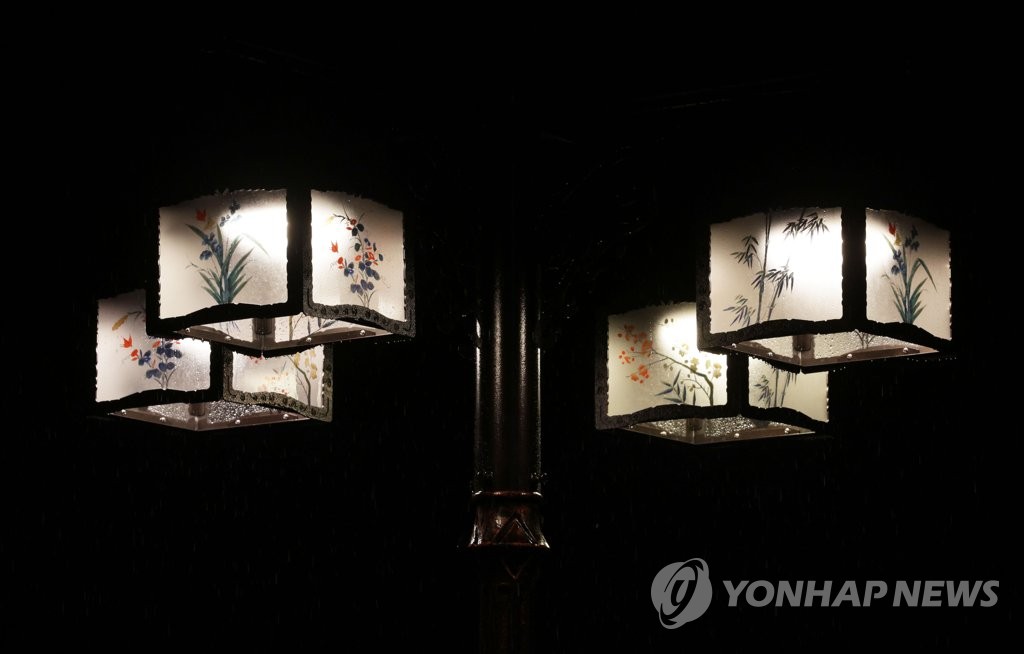 서울 밤하늘 수놓은 '사각유리등'