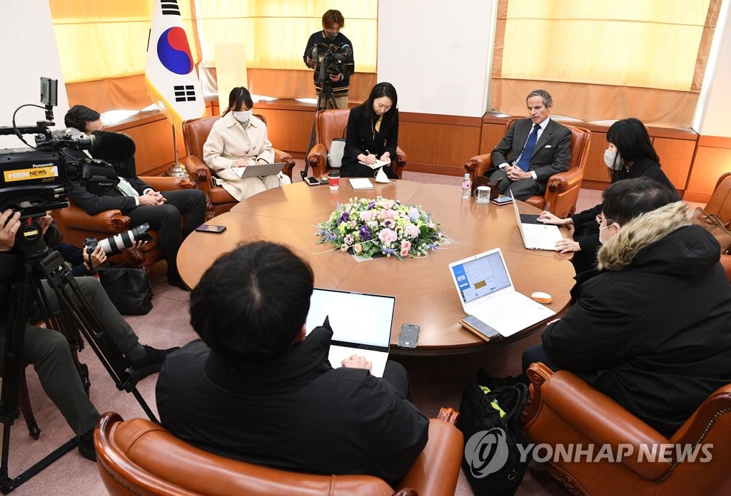 IAEA Director General Rafael Mariano Grossi (3rd from R, in back) speaks with South Korean reporters during an joint interview at the Seoul foreign ministry on Dec. 16, 2022. (Pool photo) (Yonhap)