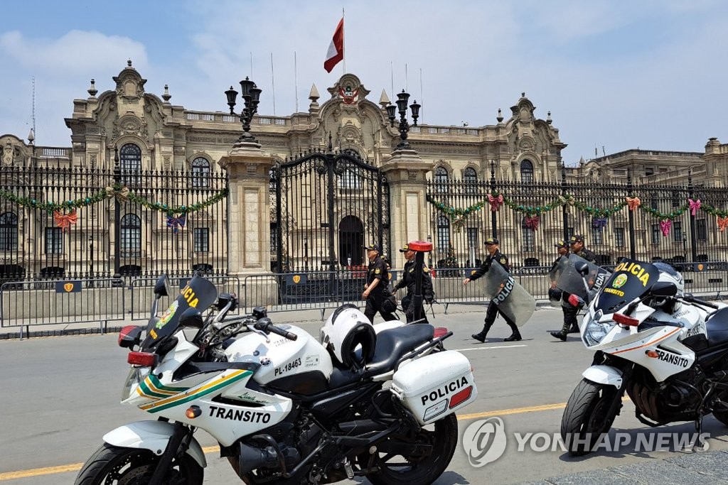 페루 대통령궁 인근 순찰하는 경찰
