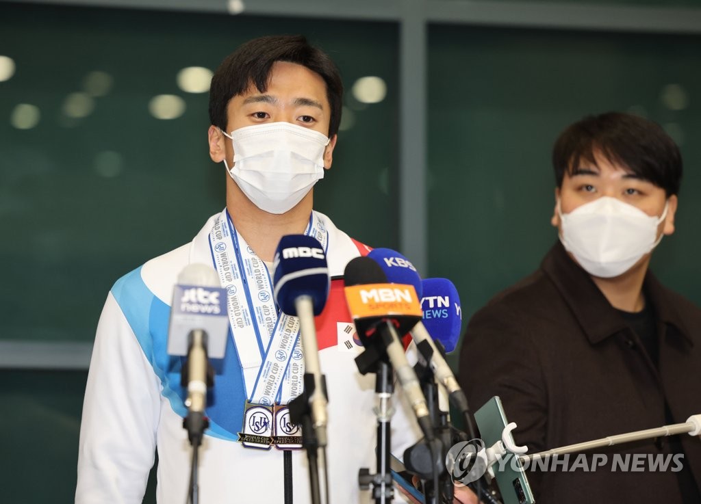 South Korean speed skater Kim Jun-ho speaks with reporters at Incheon International Airport, west of Seoul, on Dec. 20, 2022, after arriving home with a gold medal and a bronze medal from two International Skating Union World Cup races in Canada. (Yonhap)