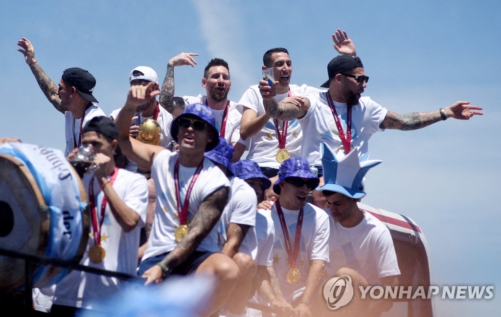 퍼레이드 하는 메시 등 아르헨티나 축구 대표팀