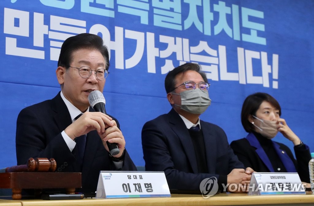 Lee Jae-myung (L), head of the main opposition Democratic Party, attends a meeting of the party's supreme council at its chapter in Chuncheon, the capital of the northeastern province of Gangwon on Dec. 23, 2022, one day after he was asked to appear before prosecutors next week for questioning over bribe-taking allegations involving a football club years ago. (Yonhap)