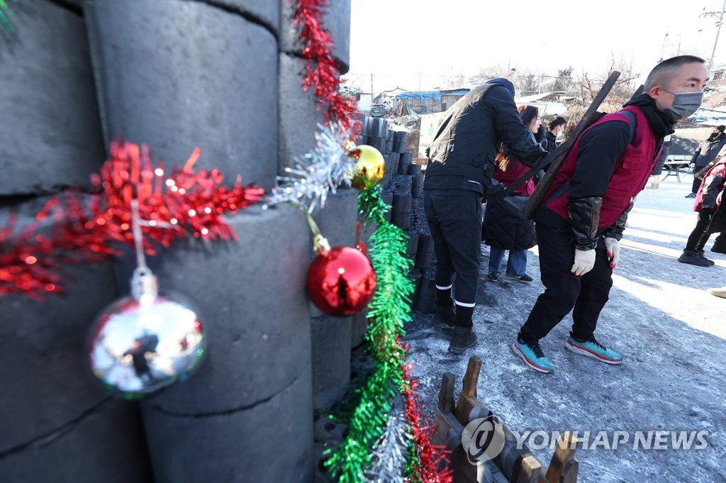 연말 따뜻한 나눔 실천하는 자원봉사자들