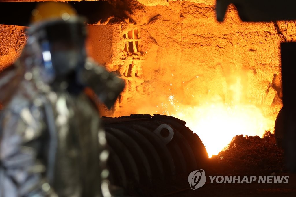 포스코 포항제철소 2고로에서 쇳물을 만드는 작업을 진행 중인 노동자