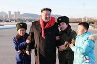 正恩氏が少年団代表と記念撮影