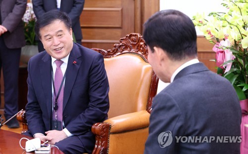 정무수석 접견하는 김진표 국회의장