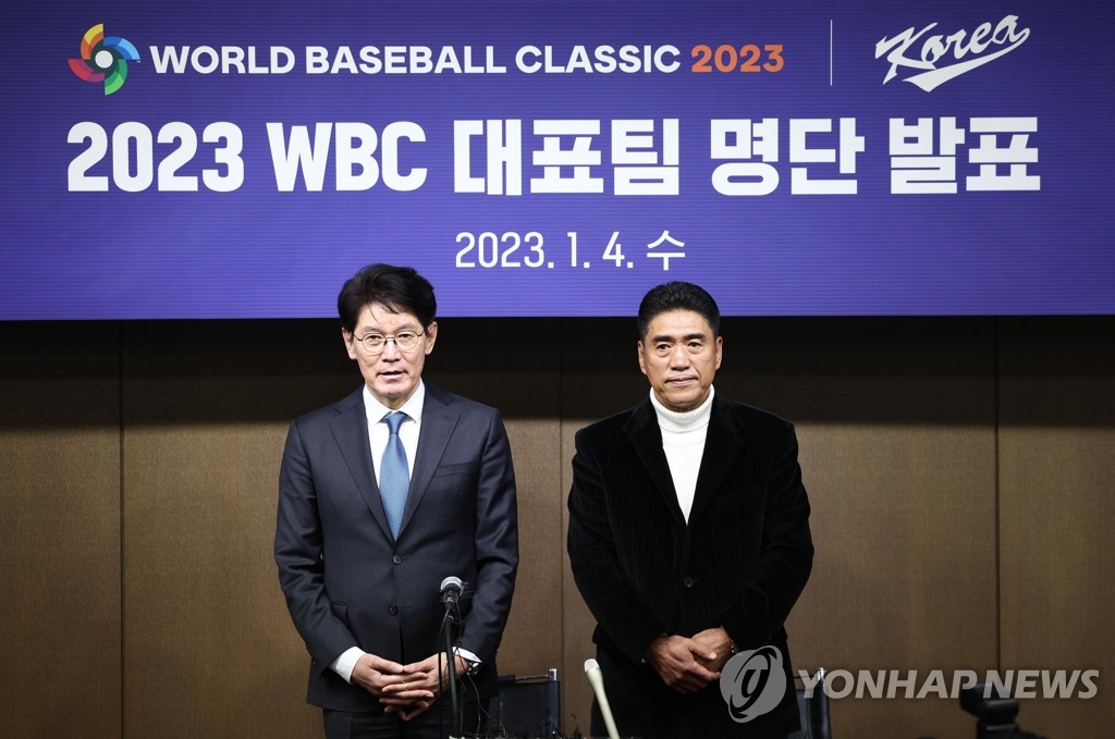 Lee Kang-chul (L), manager of the South Korean national baseball team, and Cho Bum-hyun, technical director of the national team, pose for photos before the start of their press conference announcing their 30-man roster for the World Baseball Classic at the Korea Baseball Organization headquarters in Seoul on Jan. 4, 2023. (Yonhap)