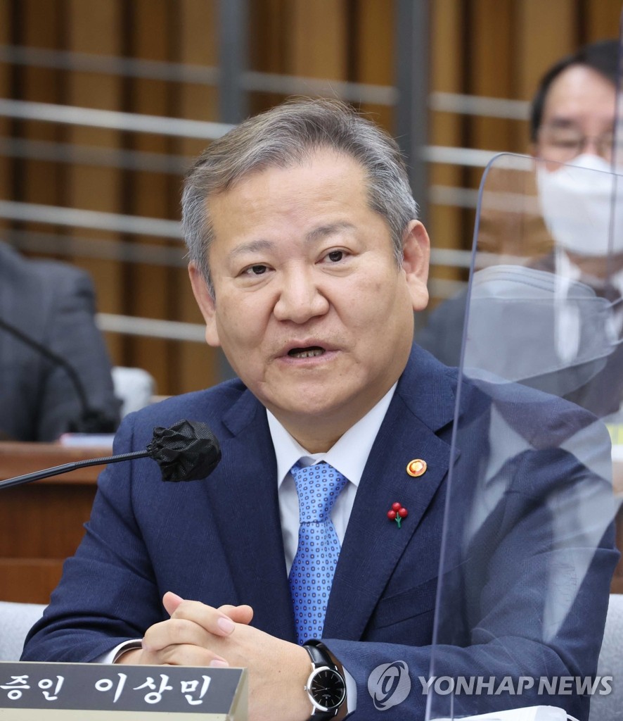 La foto, tomada el 6 de enero de 2023, muestra al ministro del Interior y Seguridad, Lee Sang-min, hablando en la segunda audiencia parlamentaria sobre la estampida humana del 29 de octubre del año previo, que se cobró la vida de 159 personas en el barrio capitalino de Itaewon.