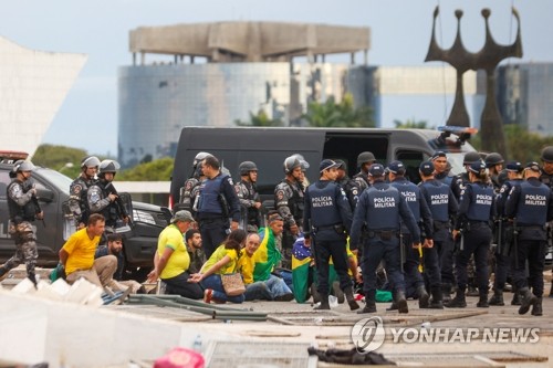 보우소나루, 브라질 폭동 선동 의혹 제기에 "난 모르는 일"