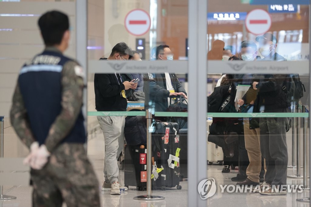 中国出発便で韓国の仁川国際空港第２旅客ターミナルに到着した入国者（資料写真）＝（聯合ニュース）
