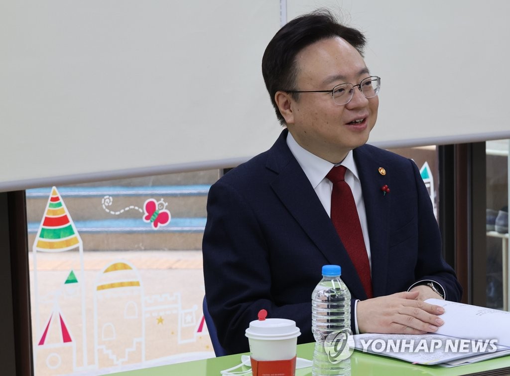 발언하는 복지부 장관