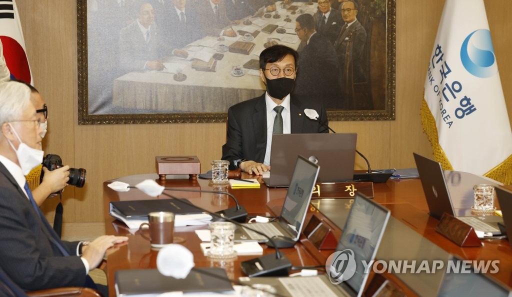 La foto, proporcionada por el cuerpo de prensa, muestra al gobernador del banco central, Rhee Chang-yong (fondo), presidiendo, el 13 de enero de 2023, una reunión del Comité de Política Monetaria, en la sede del banco, en Seúl. (Prohibida su reventa y archivo)