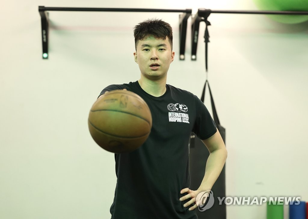 South Korean basketball prospect Lee Hyun-jung holds a basketball during his open training session in Seoul on Jan. 13, 2023. (Yonhap)