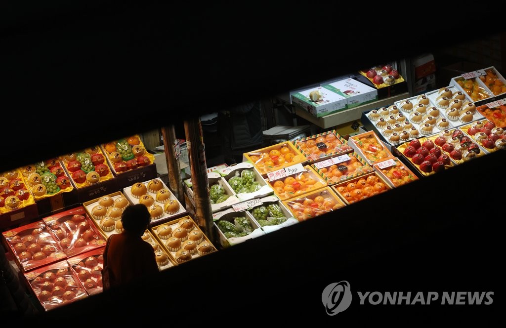 ソウル市内の青果市場に並ぶ果物（資料写真）＝（聯合ニュース）