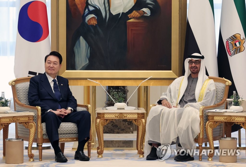 La foto muestra al presidente surcoreano, Yoon Suk Yeol (izda.), durante una cumbre con su homólogo de los Emiratos Árabes Unidos (EAU), Mohamed bin Zayed Al Nahyan, celebrada, el 15 de enero de 2023 (hora local), en el palacio presidencial Qasr Al Watan, en Abu Dabi.