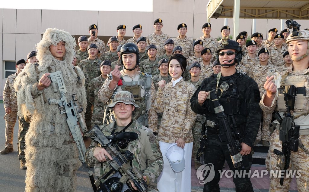 La primera dama, Kim Keon Hee (3ª por la izda.), posa con miembros de la unidad Akh, el 15 de enero de 2023 (hora local), durante una visita a su base, en Abu Dabi, los Emiratos Árabes Unidos.