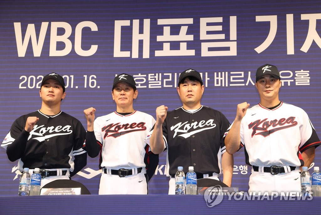 In this file photo from Jan 16, 2023, members of the South Korean national team for the World Baseball Classic pose for photos before their joint press conference in Seoul. From left: pitcher Go Woo-suk, manager Lee Kang-chul, catcher Yang Eui-ji and infielder Kim Ha-seong. (Yonhap)